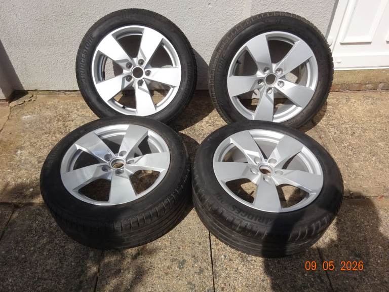 AUDI TT MK3 SET OF 4 17" ALLOY WHEELS WITH TYRES 8S0601025BA