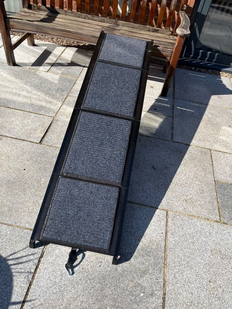 Folding dog ramp
