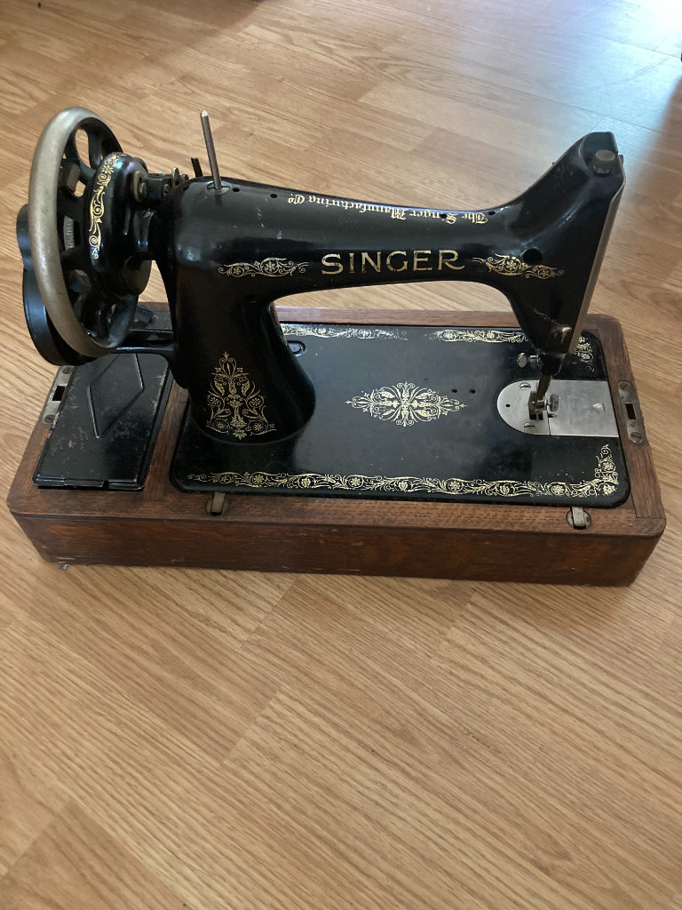 Vintage Singer sewing machine (hand crank)