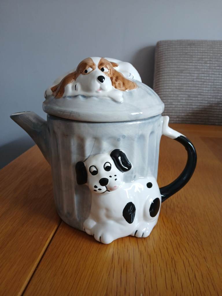 Dog and bin tea pot