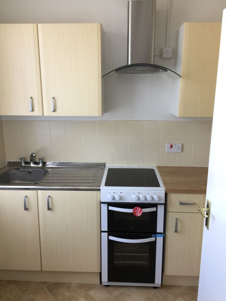 Spacious first floor studio , nice block FREE WiFi water and sewage bills included 