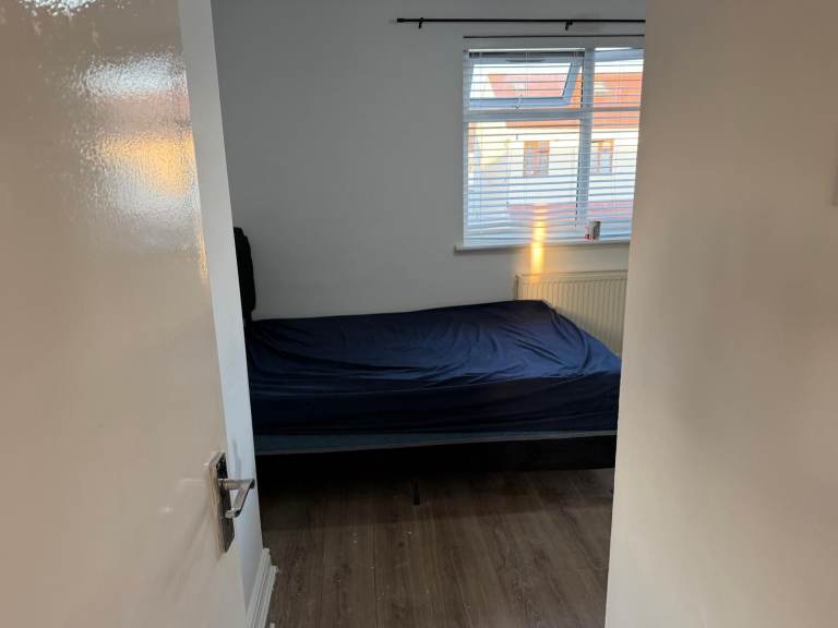 (AVAILABLE NOW) BIG SIMPLE DOUBLE Room in ILFORD, E12 6JW for £693pcm.. ALL BILLS INCLUDED!