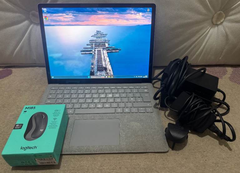 Microsoft Surface Laptop 2 i5-8350U 8GB Ram 256GB SSD W11 Pro + Docking Station 2 + Charger + Mouse