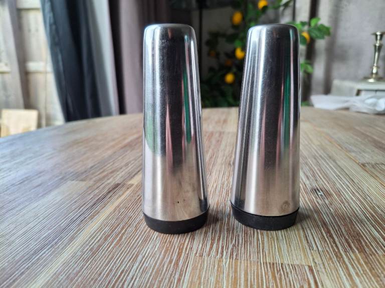 22x Conical Stainless Steel Salt & Pepper Shakers (11 Pairs) – Cafe / Restaurant Catering