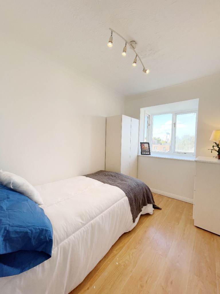 Cozy room -CANADA WATER