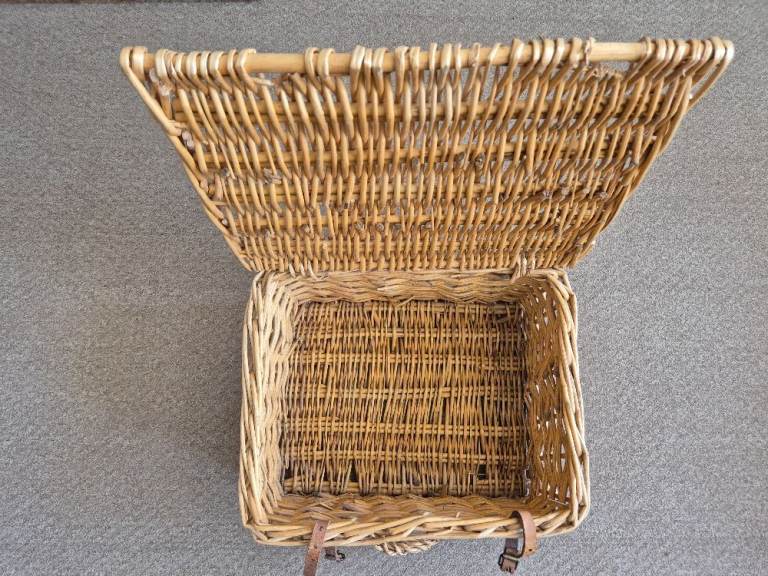 Lovely wicker hamper with leather straps and handle