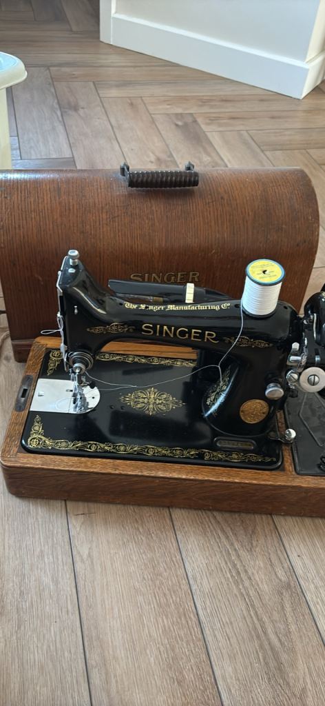 Vintage Singer Sewing machine in wooden case 