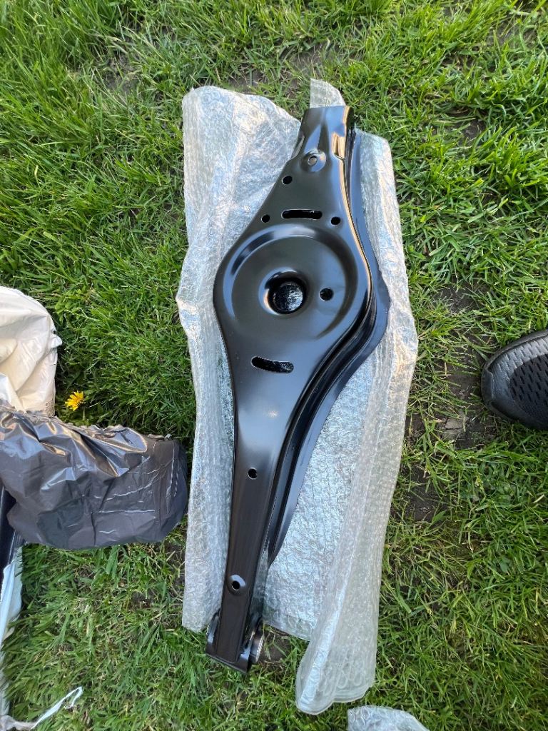 2x REAR LOWER SUSPENSION CONTROL ARM & BOLTS FOR VW GOLF MK5 MK6 PASSAT EOS JETTA