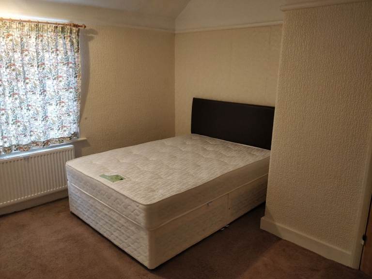 LOFT ROOM Large Ensuite -  £950 INC BILLS - SUITABLE FOR COUPLES/SINGLE