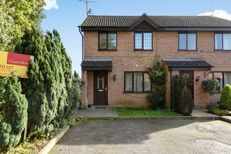 Charming 3-Bedroom Semi-Detached Home — Hunters Oak, Hemel Hempstead