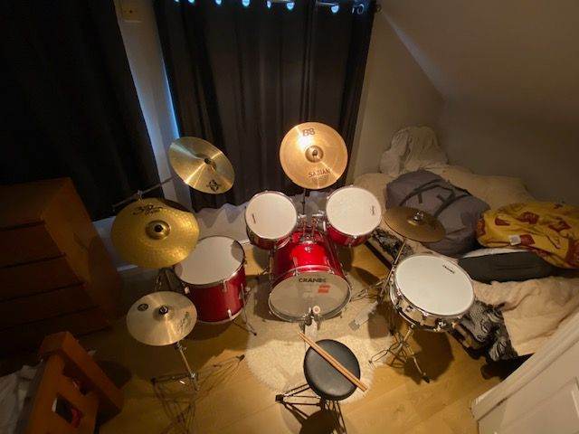  drum kit with additional cymbals and stands included