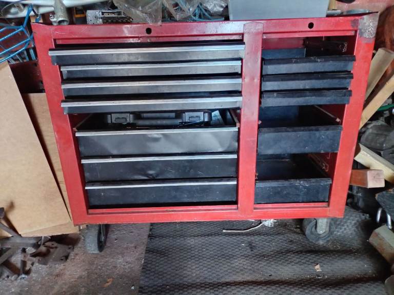 Red Metal Tool Chest with Draws ers and Wheels