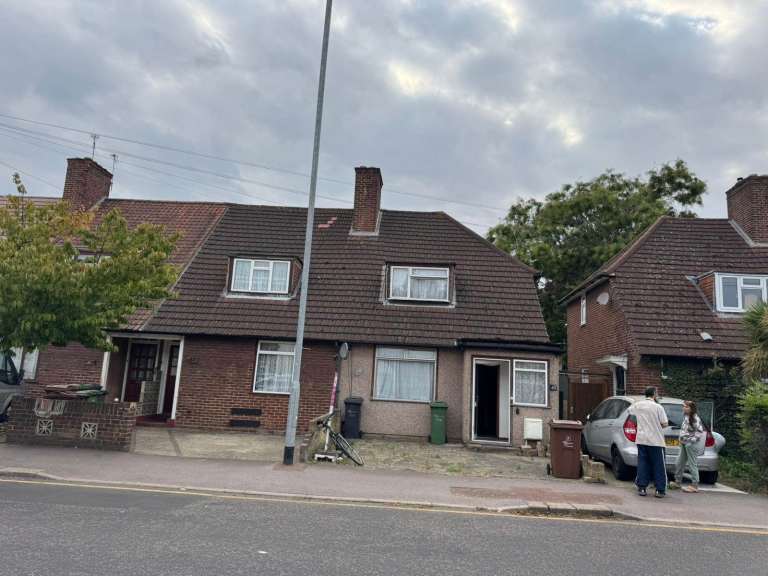 2 BEDROOM HOUSE- RM8(£2300)