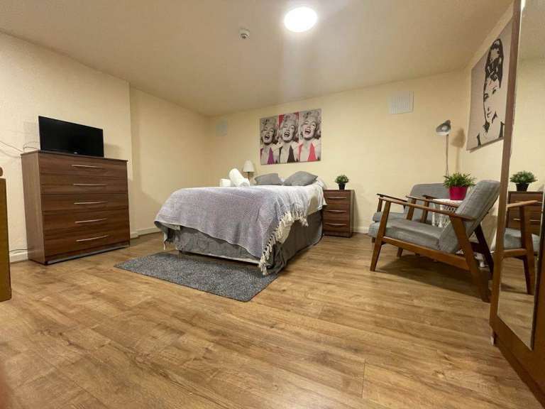 Studio to rent on Chatsworth Road, London