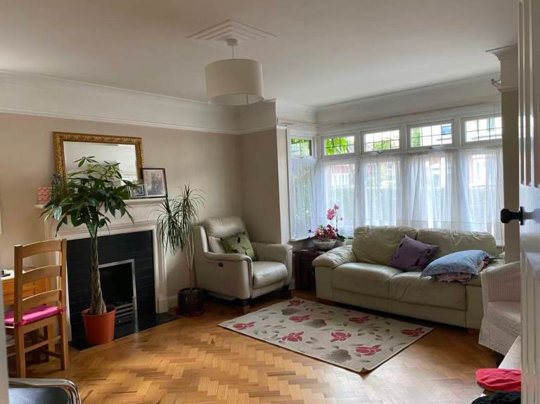 Good size double room in Sutton centre