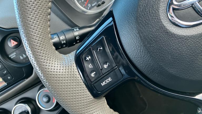 2017 Toyota Yaris 1.33 VVT-i Design 5dr Petrol Hatchback Hatchback Petrol Manual