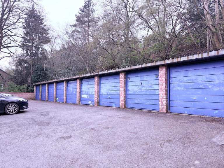 Secure Garage to rent Rednal Birmingham B45 8DX