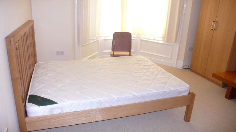 LARGE SINGLE ROOM - EXCELLENT HOUSE IN FENHAM - NORMANTON TCE. (ARTHUR’S HILL)