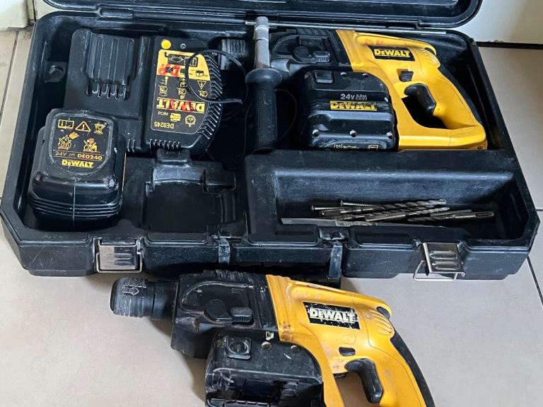 Dewalt drill  Dewalt drill set 2 batteries 