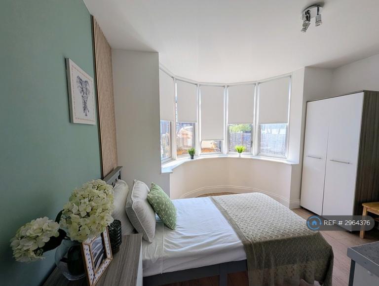 1 bedroom in Ashcombe Park, London, NW2 (#2964376)