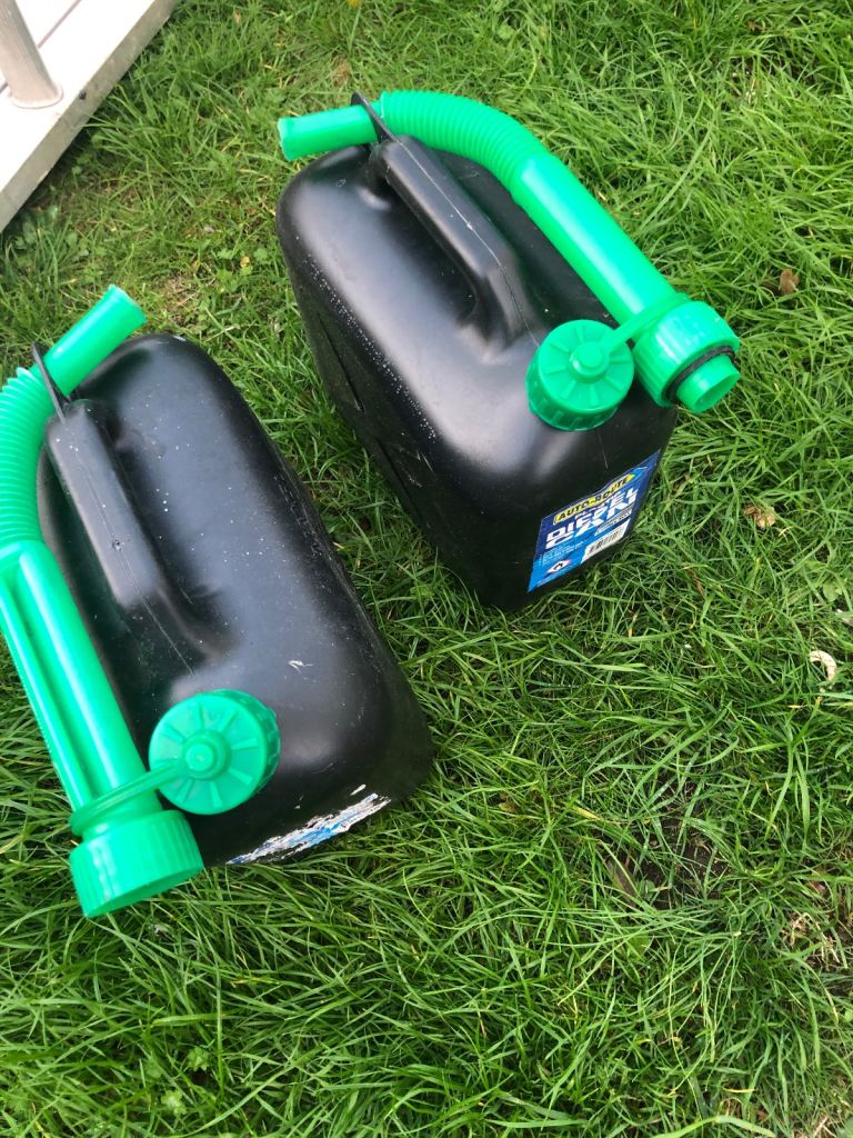 2 5 litre fuel cans like new £4 the pair