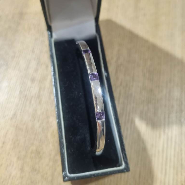 Gold 9ct Bangle / Bracelet with amethysts. 