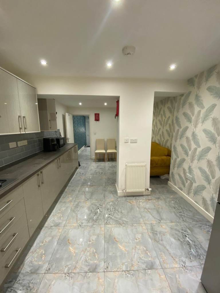 4 BED HMO LICENCED PROPERTY TO LET IN HILLFIELDS. 