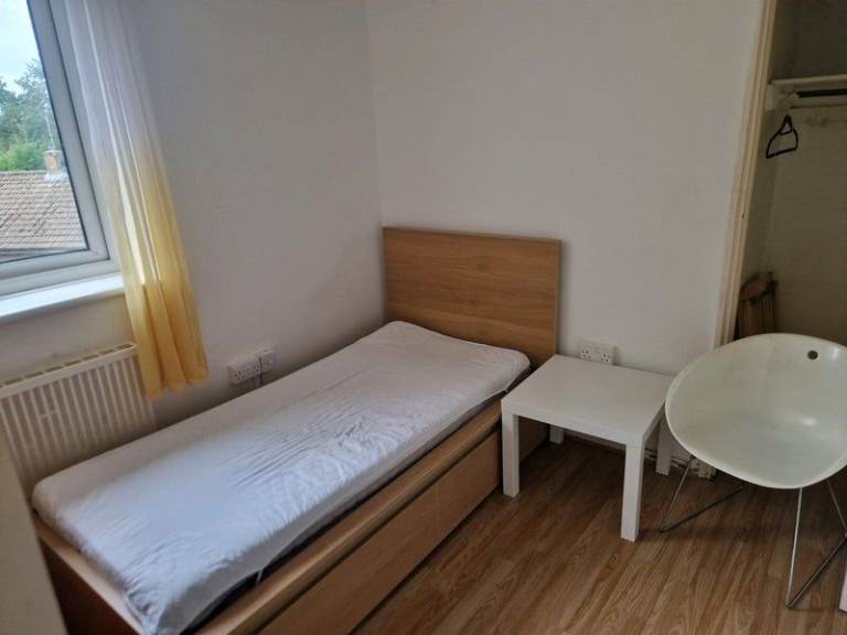 Furnished Single Room Available in Shared Flat – Bills Included - SW19 6HG