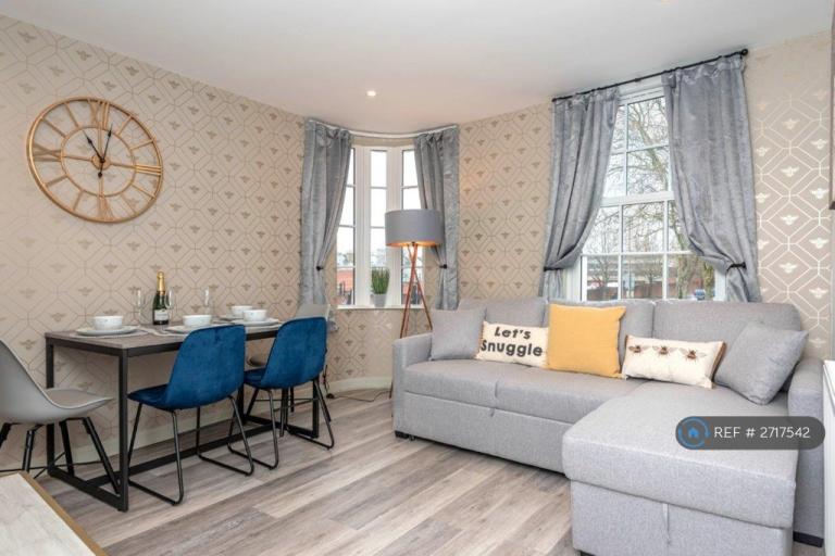 2 bedroom flat in High Street, Cheltenham, GL50 (2 bed) (#2717542)