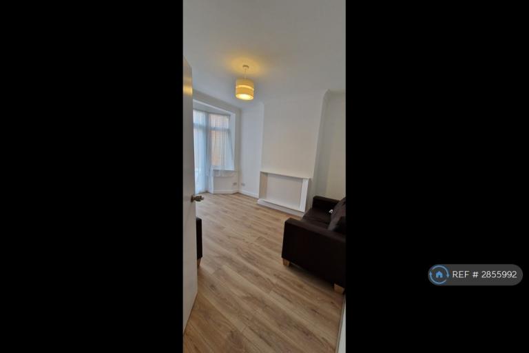 1 bedroom flat in Ellerdine Road, Hounslow, TW3 (1 bed) (#2855992)