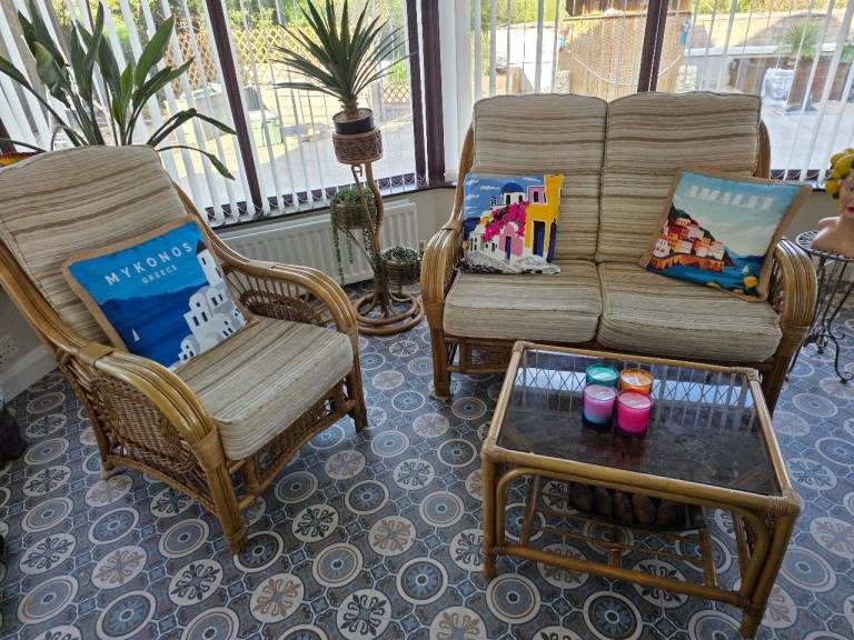 Sunroom Suite in lovely condition - 2 seater sofa + 1 armchair with matching coffee table