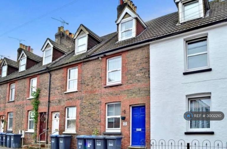 1 bedroom flat in Queens Road, East Grinstead, RH19 (1 bed) (#3002210)