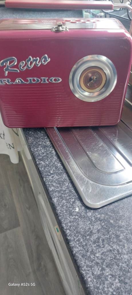Retro tin radio style lunch box 