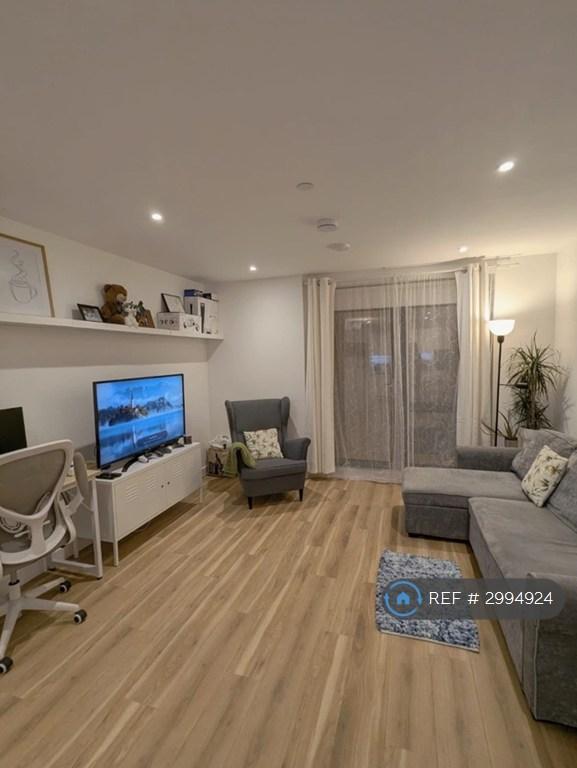 1 bedroom flat in New Bell House, Hounslow, TW4 (1 bed) (#2994924)
