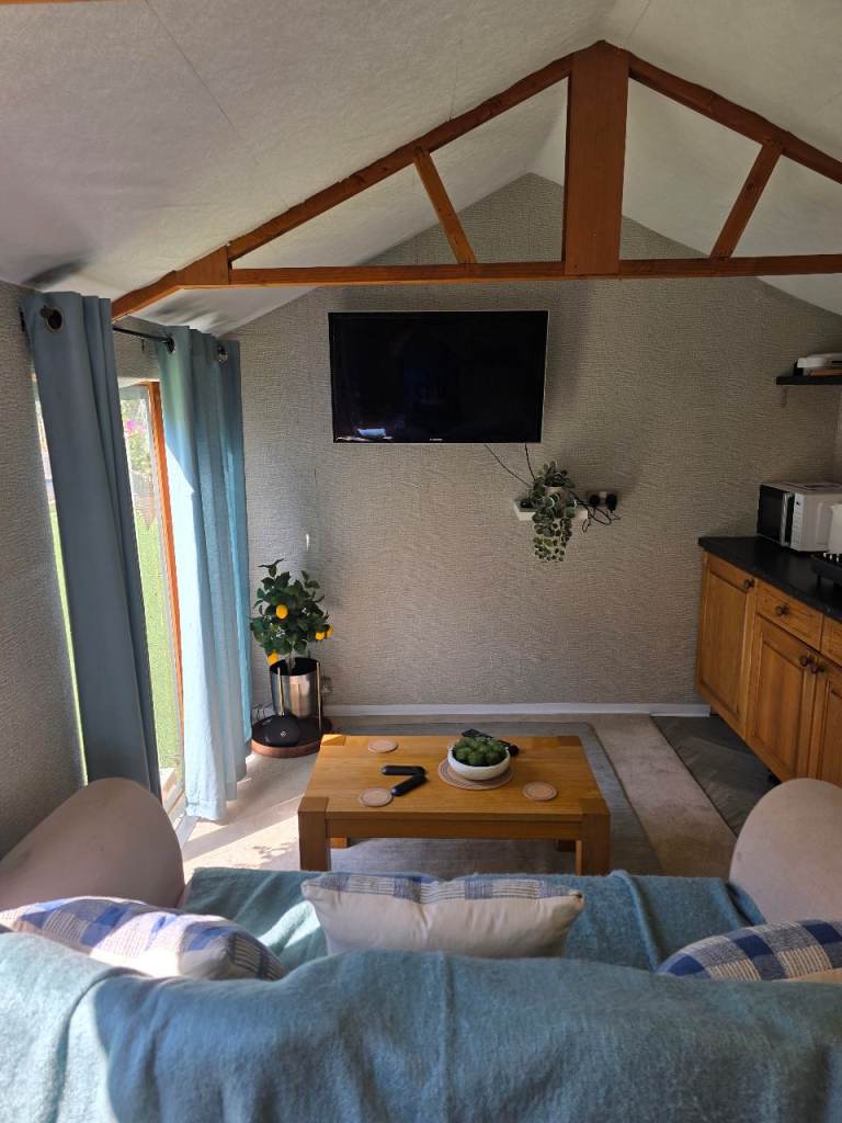 Spacious annexe in pilning