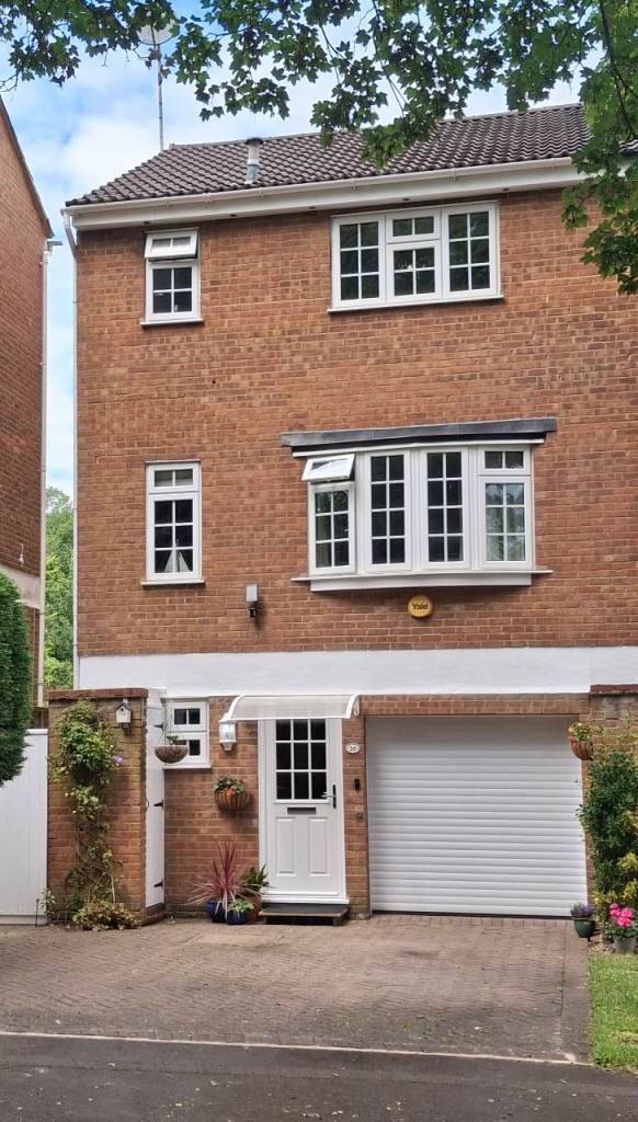 SUPERB 4-BED TOWN HOUSE FOR SALE IN HEMEL HEMPSTEAD