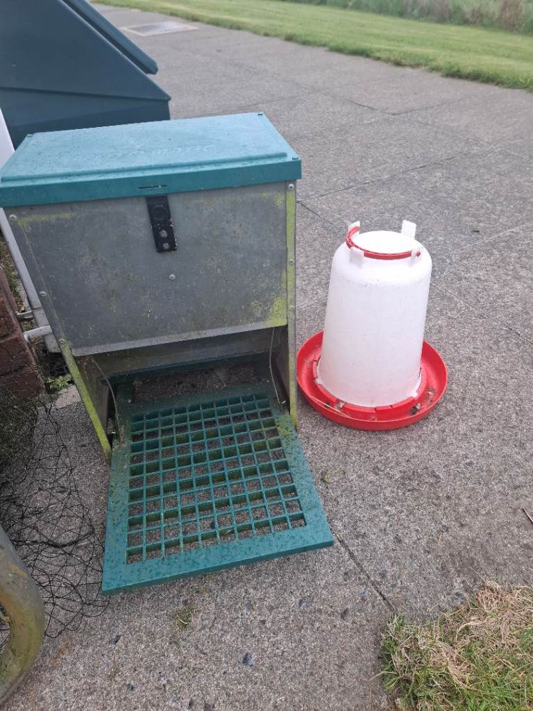 Feedomatic Treadle Chicken Feeder