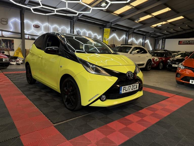 TOYOTA AYGO 1.0 VVT-i x-cite 3 Yellow Bi-Tone 2017