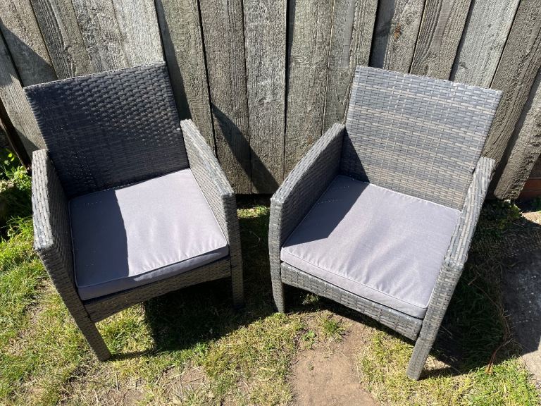 2 rattan chairs