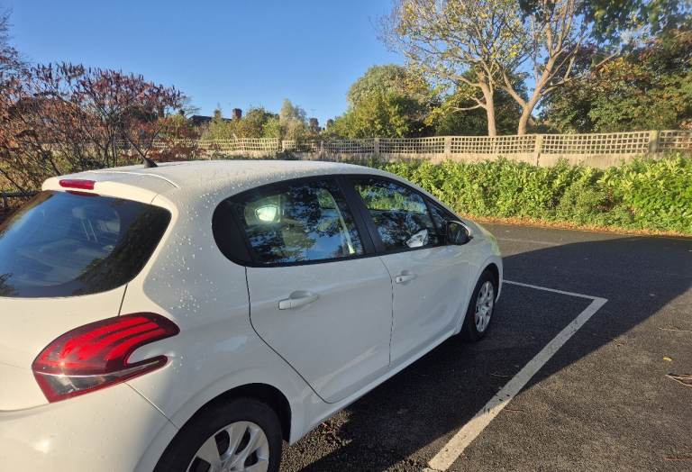 Peugeot, 208, Hatchback, 2015, Manual, 999 (cc), 5 doors
