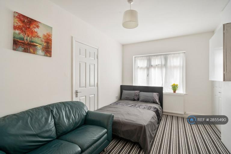 1 bedroom flat in Broad Walk Hounslow West, Hounslow West/London, TW5 (1 bed) (#2855490)