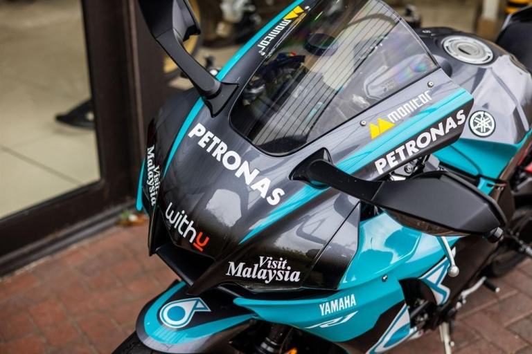 Yamaha R1 PETRONAS PAINT ! AKRO ! STUNNING