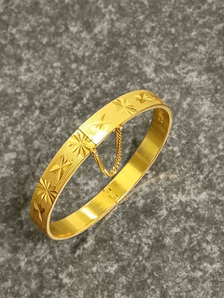 CHOW'S 18K ROLLED GOLD DIAMOND CUT BANGLE 