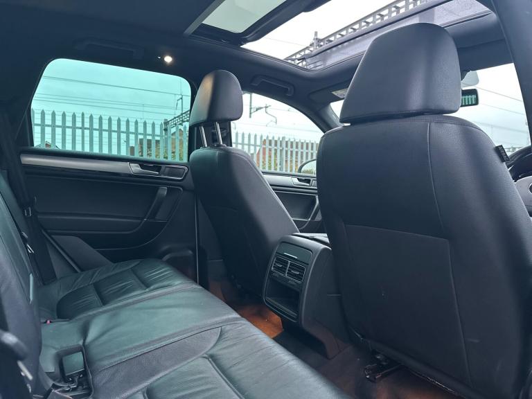 2015 Volkswagen Touareg 3.0 V6 TDI BlueMotion Tech 262 R-Line 5dr Tip Auto Euro 6 ESTATE Diesel A...