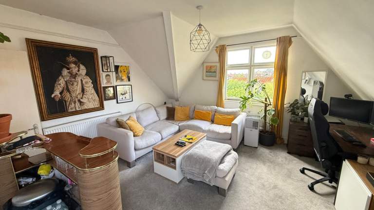 One bed top floor flat to rent in Redland 
