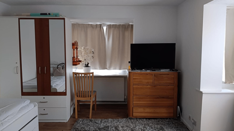Spacious Living Room for Rent in Wembley (HA0 2NG)