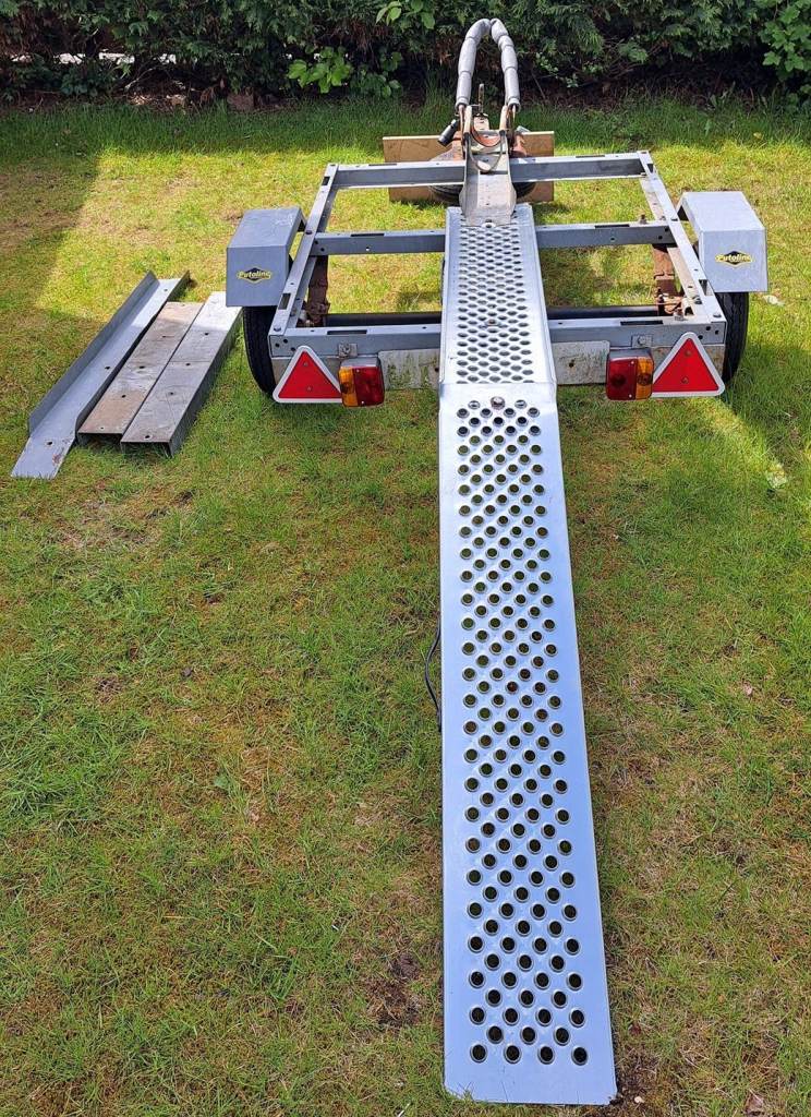 Single motorcycle trailer with leaf spring suspension