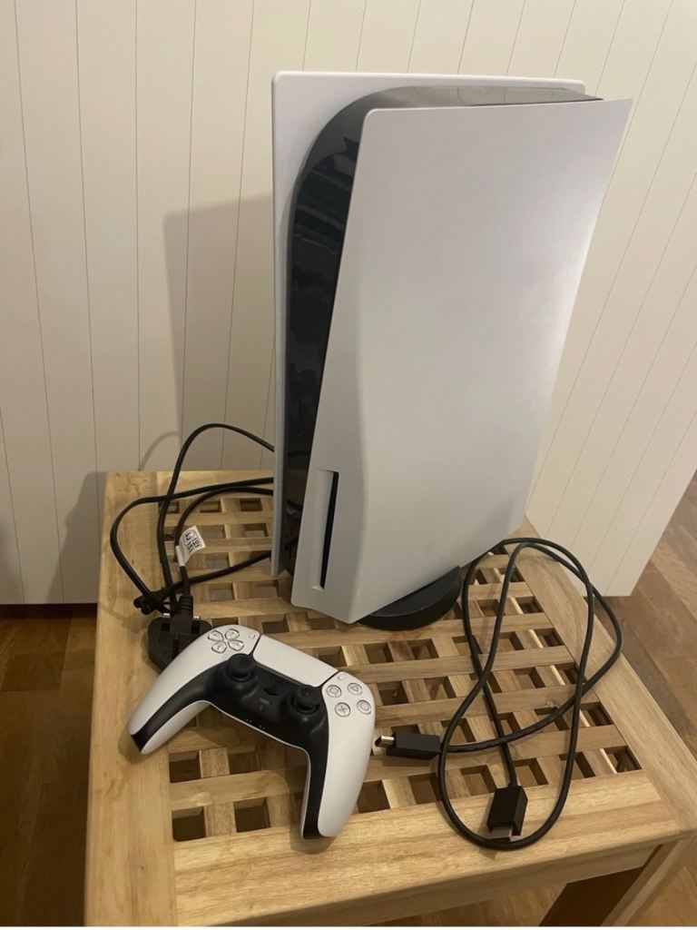 PS5 good condition few scratches