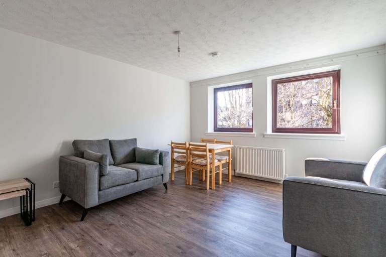 Highly desirable, 2 bedroom, 1st floor flat near the Pleasance – available May