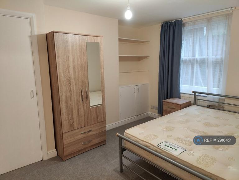 1 bedroom flat in Thornfield Road, London, W12 (1 bed) (#2916451)